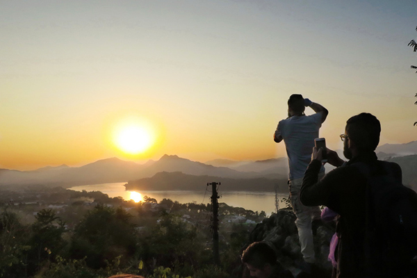 ver-atardecer-de-Luang-Prabang-desde-la-montana-Phousi