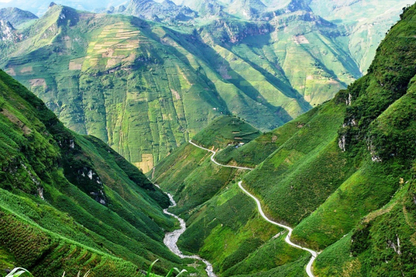 El-camino-que-cruza-la-meseta-de-la-roca-en-Ha Giang