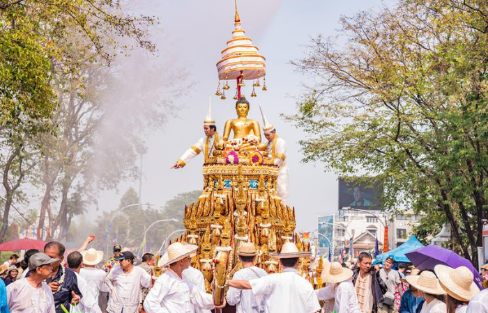 Desfile callejero en el Festival del Agua de Tailandia