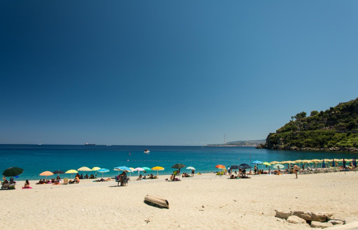 Fiestas en la arena de la playa Patong